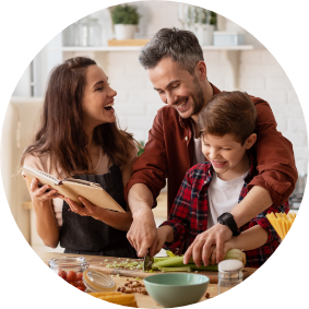 Familie kocht gemeinsam in der Küche mit Kind Ein Symbolbild von LIFE LIGHT für gesunde Ernährung