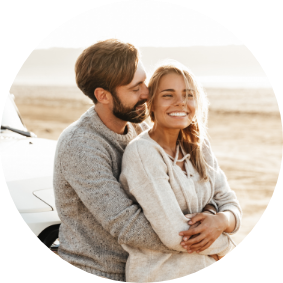 Paar umarmt sich – Symbolbild von LIFE LIGHT für Social Wellbeing