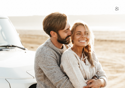 Paar umarmt sich – Symbolbild von LIFE LIGHT für Social Wellbeing