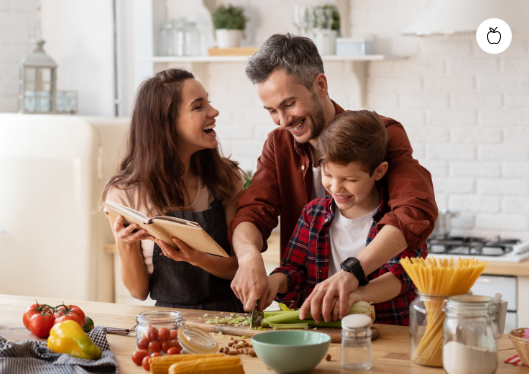 Familie kocht gemeinsam in der Küche mit Kind Ein Symbolbild von LIFE LIGHT für gesunde Ernährung