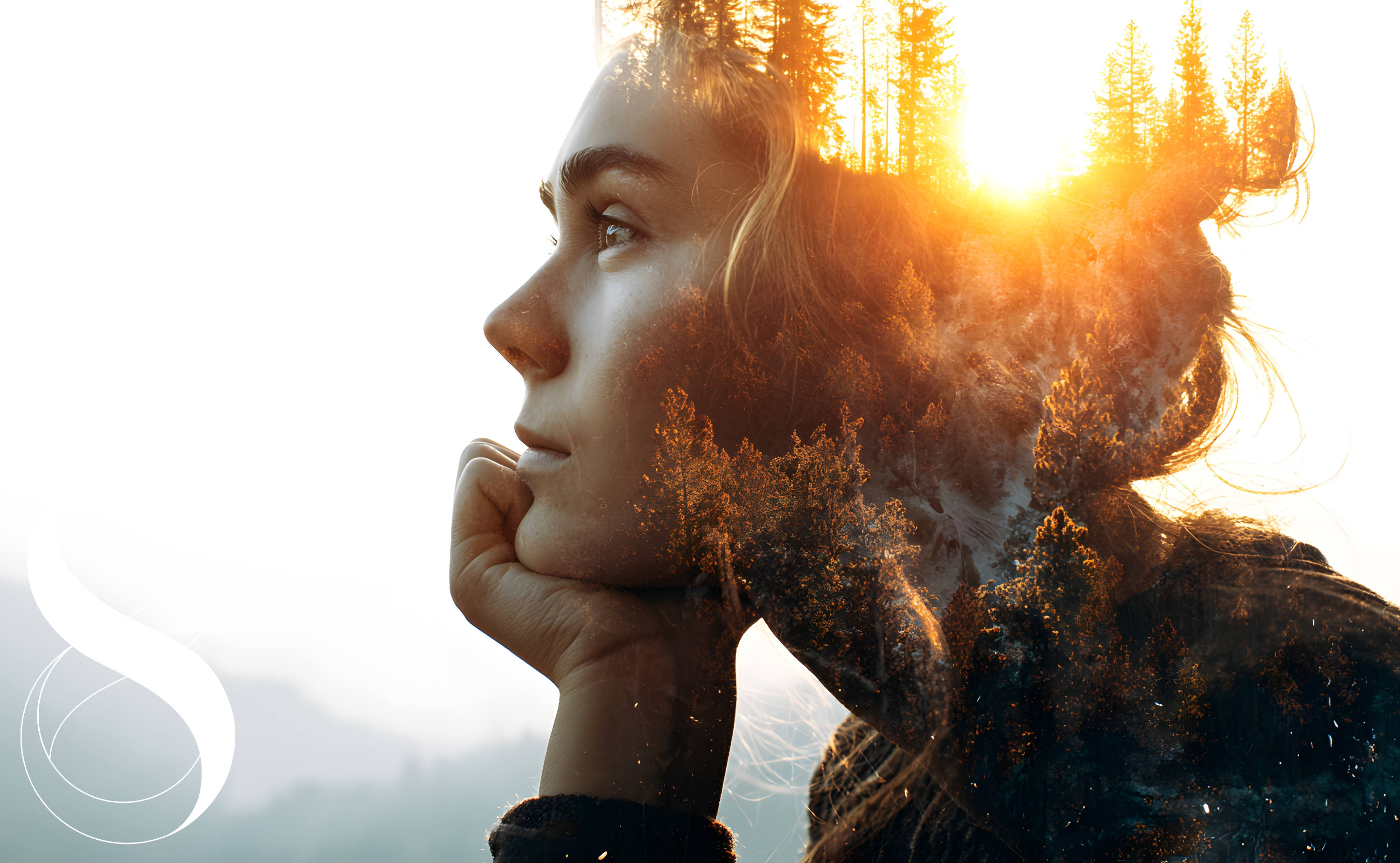 Porträt einer entspannt wirkenden Frau im Profil, überlagert mit Waldlandschaft und warmem Sonnenlicht als Symbol für innere Balance, Serotonin und Wohlbefinden.